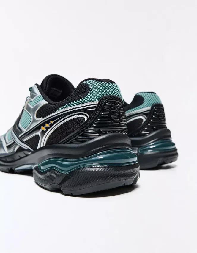 Asymmetric Sports Detail – Sneakers Asymmetric Sports Detail – Sneakers