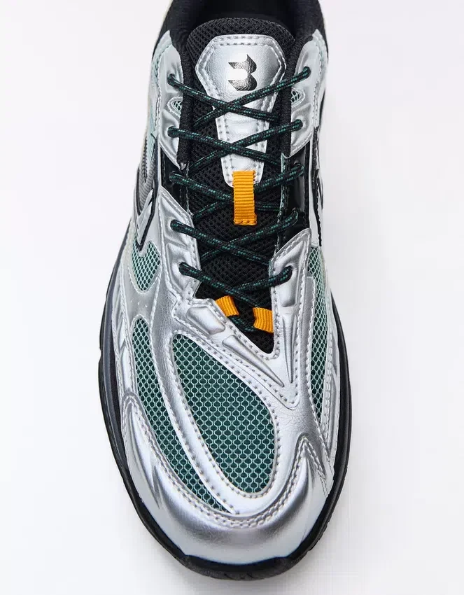 Asymmetric Sports Detail – Sneakers Asymmetric Sports Detail – Sneakers